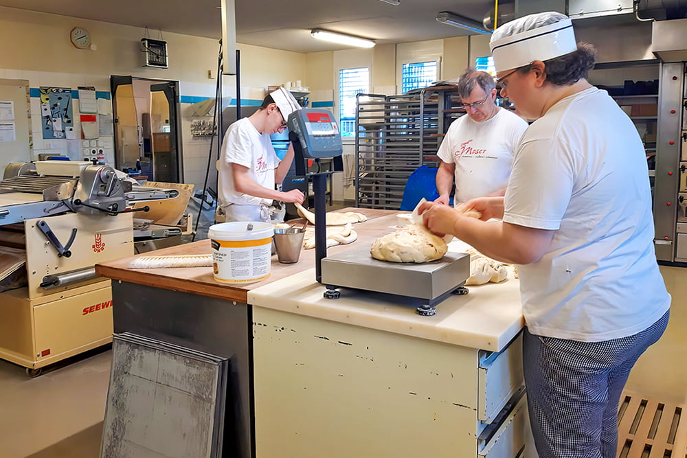 Beck Moser mit Bäckerlehrlingen bei der Vorbereitung fürs Backen