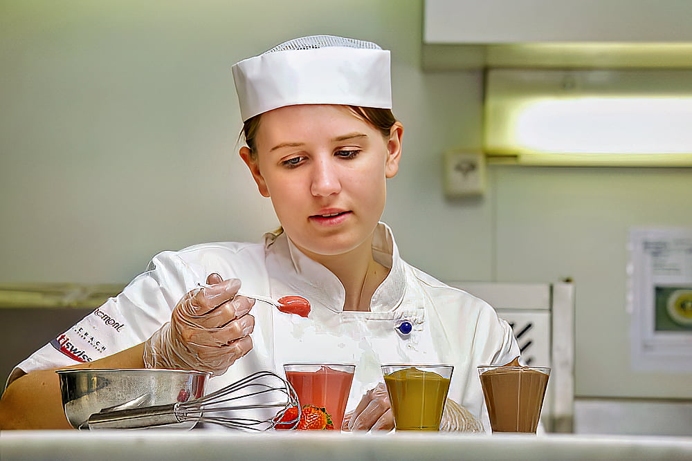 Lernende bei Konfiseriearbeit